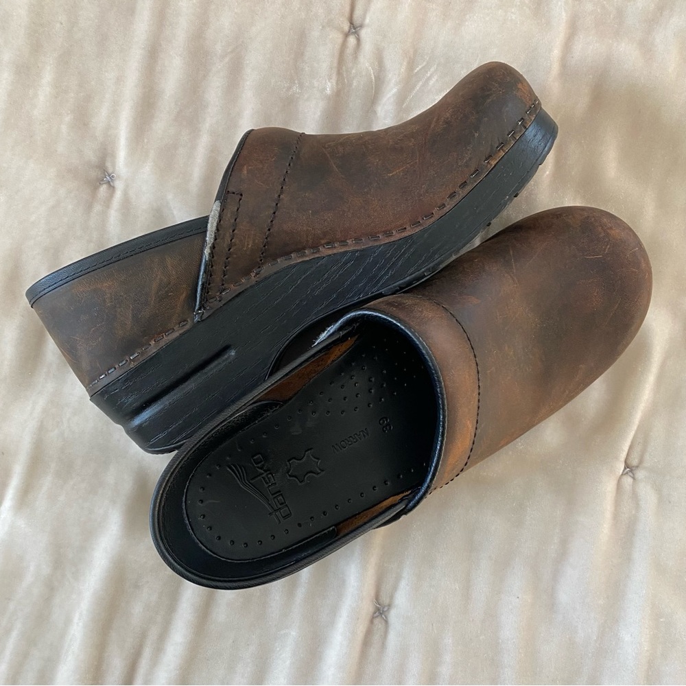Dansko brown leather closed toe closed heel professional clog 39 NARROW